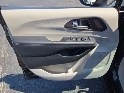 Certified 2023 Chrysler Voyager LX FWD image 23