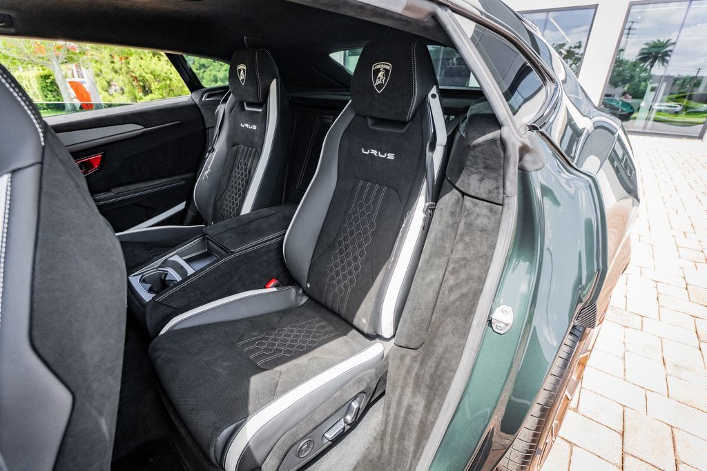 Used 2024 Lamborghini Urus Performante AWD/4WD image 45