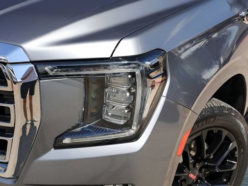 Used 2022 GMC Yukon XL SLT w/ SLT Premium Package RWD image 3