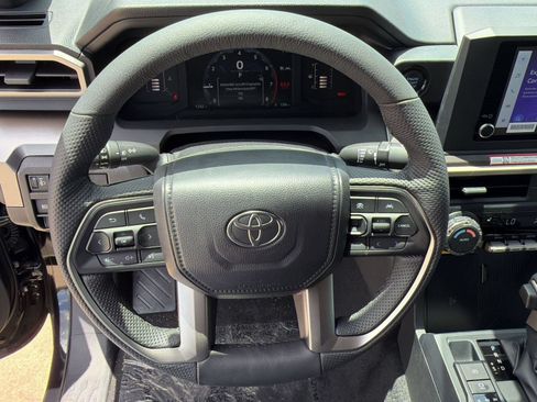 Used 2025 Toyota Tacoma SR5 AWD/4WD image 11