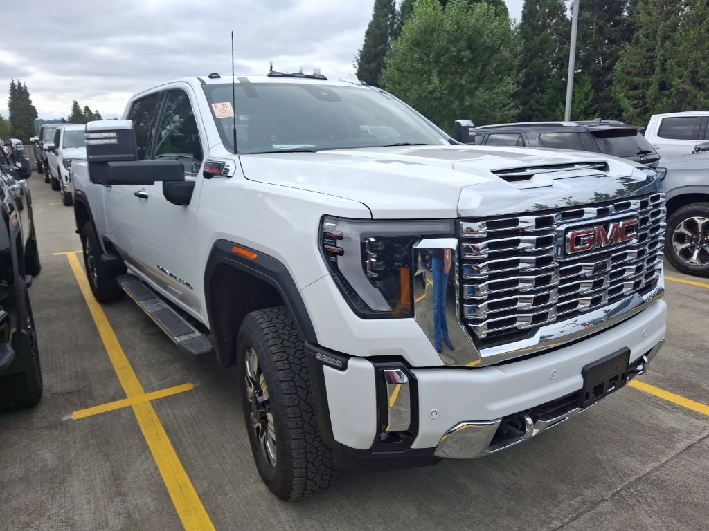 Used 2024 GMC Sierra 3500 Denali w/ Denali Reserve Package AWD/4WD image 2