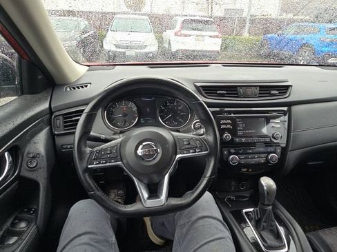 Used 2017 Nissan Rogue SV image 16