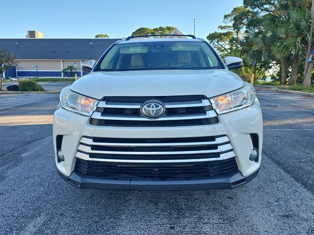 Used 2017 Toyota Highlander XLE FWD image 2