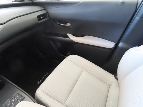 Used 2024 Lexus UX 250h AWD w/ Premium Package image 22