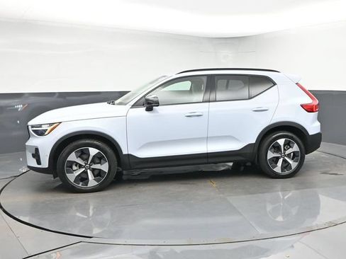 Used 2024 Volvo XC40 B5 Plus w/ Climate Package AWD/4WD image 4
