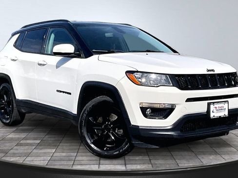 Used 2018 Jeep Compass Latitude FWD image 3
