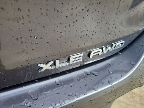 Used 2024 Toyota Highlander XLE AWD/4WD image 9