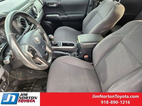 Used 2018 Toyota Tacoma TRD Off-Road image 15