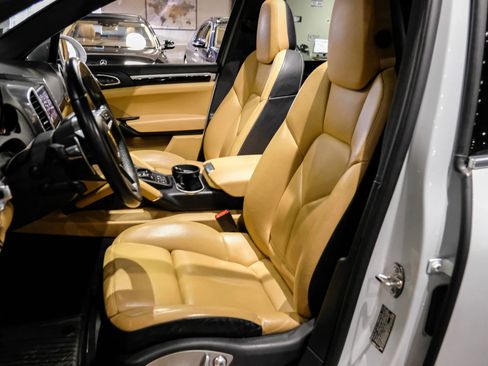 Used 2018 Porsche Cayenne S image 33