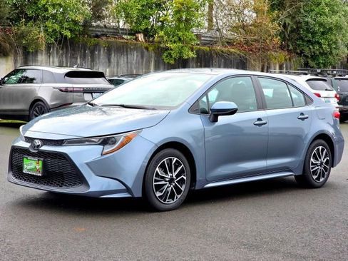 Used 2020 Toyota Corolla LE image 3