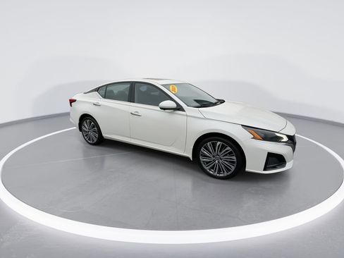 Used 2025 Nissan Altima 2.5 SL AWD/4WD image 2