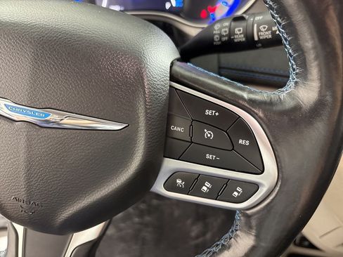 Used 2021 Chrysler Pacifica Touring-L FWD image 29