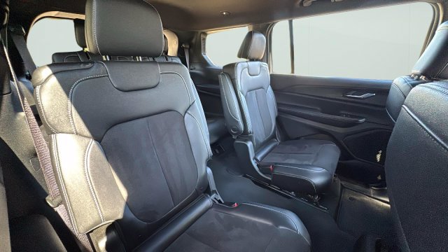 Used 2024 Jeep Grand Cherokee L Altitude AWD/4WD image 24