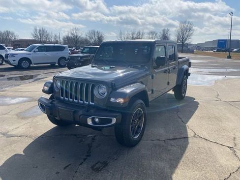 Used 2023 Jeep Gladiator Overland image 2