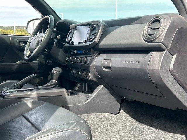 Used 2022 Toyota Tacoma TRD Sport w/ TRD Premium Sport Package AWD/4WD image 31