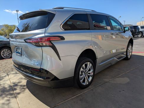 Used 2024 Toyota Sienna Platinum FWD image 5