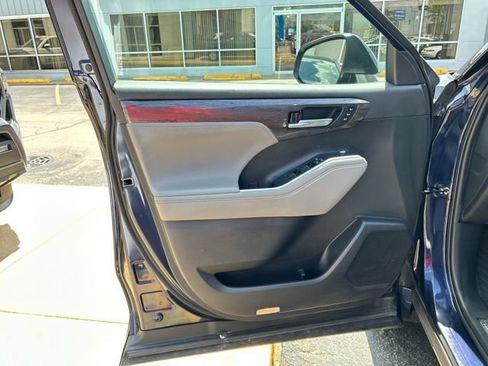 Used 2022 Toyota Highlander Platinum AWD/4WD image 30