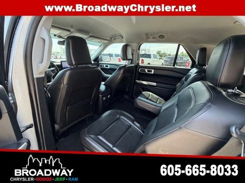 Used 2022 Ford Explorer XLT w/ Equipment Group 202A AWD/4WD image 14