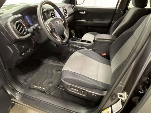Used 2020 Toyota Tacoma TRD Sport w/ Technology Package image 12