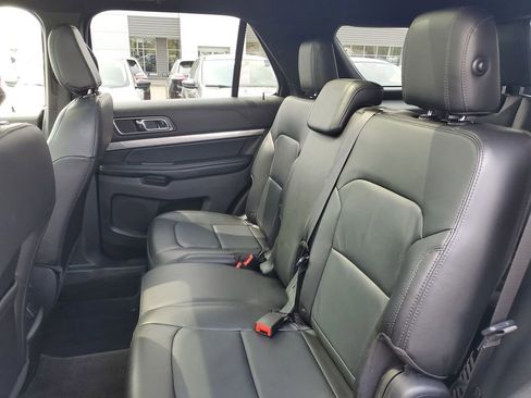 Used 2018 Ford Explorer XLT w/ Equipment Group 202A AWD/4WD image 30