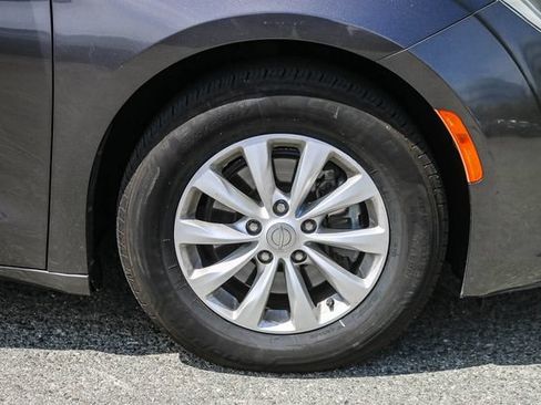 Used 2019 Chrysler Pacifica Touring-L FWD image 15