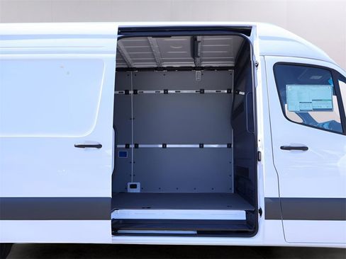 Used 2024 Mercedes-Benz Sprinter 3500 image 16