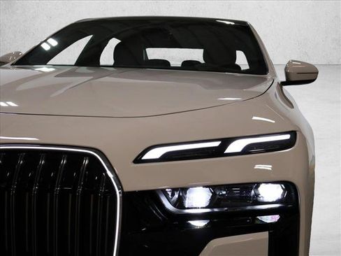 Used 2025 BMW 740i xDrive w/ Premium Package AWD/4WD image 2