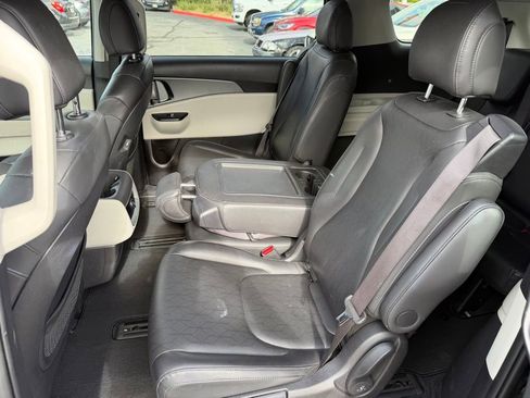 Used 2024 Kia Carnival LX FWD image 5