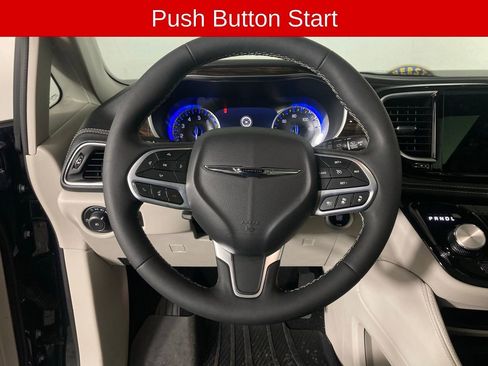 Used 2024 Chrysler Pacifica Limited image 9