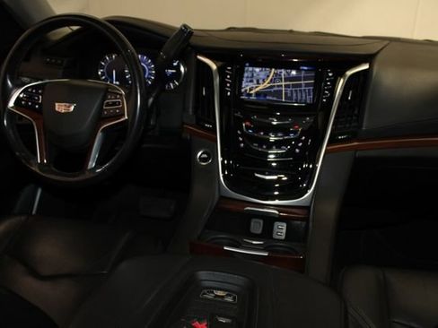 Used 2019 Cadillac Escalade Luxury AWD/4WD image 16