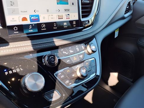 New 2025 Chrysler Pacifica Select image 6