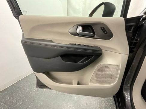 Used 2023 Chrysler Pacifica Touring-L FWD image 9