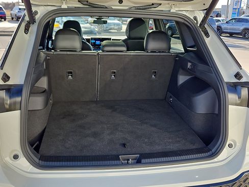 Certified 2025 Volkswagen Tiguan SE R-Line image 6