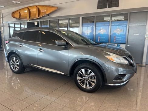 Used 2017 Nissan Murano SV image 2