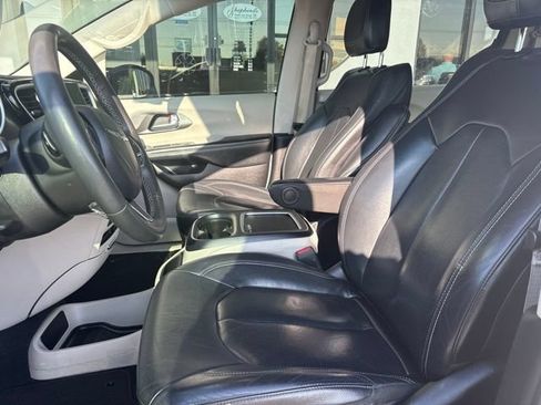 Used 2022 Chrysler Pacifica Touring-L FWD image 4