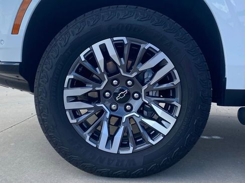 Used 2026 Chevrolet Suburban Z71 w/ Comfort Package image 9