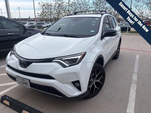 Used 2018 Toyota RAV4 SE image 1