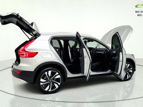 Used 2025 Volvo XC40 B5 Plus AWD/4WD image 19