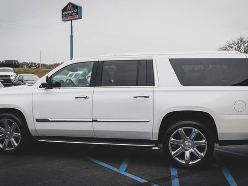 Used 2016 Cadillac Escalade ESV Luxury image 23