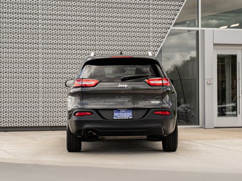 Used 2016 Jeep Cherokee Latitude w/ Cold Weather Group FWD image 25
