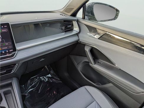 New 2026 Volkswagen Tiguan SE R-Line FWD image 17