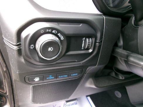 Used 2025 Jeep Wrangler Unlimited Sahara AWD/4WD image 15