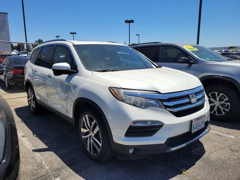 Used 2018 Honda Pilot Touring image 3