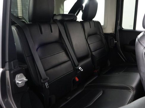 Used 2022 Jeep Wrangler Unlimited Sahara w/ Cold Weather Group AWD/4WD image 30