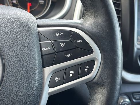 Used 2018 Jeep Cherokee Overland w/ Technology Group AWD/4WD image 23