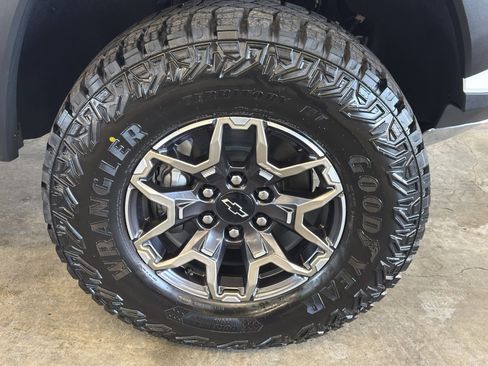 New 2026 Chevrolet Colorado ZR2 w/ Technology Package AWD/4WD image 12