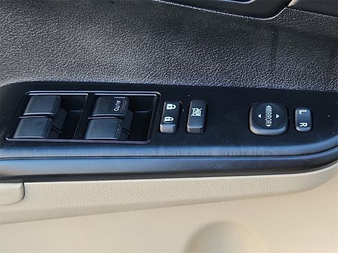 Used 2014 Toyota Camry LE image 25