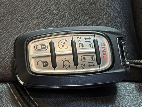 Used 2025 Chrysler Pacifica Select FWD image 19