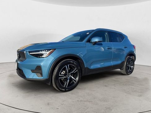 Certified 2025 Volvo XC40 B5 Core image 2