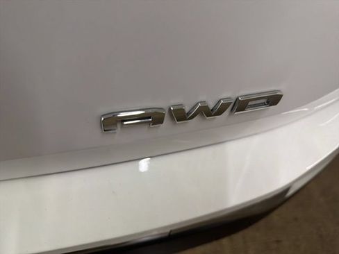 Used 2024 GMC Terrain SLT AWD/4WD image 9